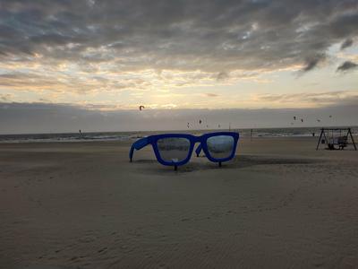 Kite-surfning i bakgrunden