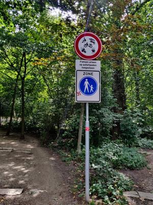 En del saker får man inte göra i parken.