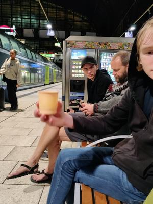 Varma drycker på lite kall och dragig perrong i Hamburg.