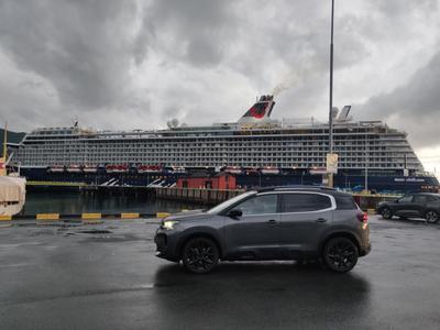 Tyskt kryssningsfartyg och bilen
