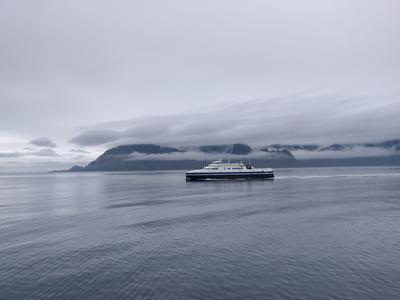 Molnen och färjan Værøy
